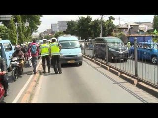 NET17 - Puluhan kendaraan masih nekad lewat jalur bus Transjakarta
