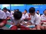 NET17 - Kekurangan ruang kelas SD Sukarela Bandung membuat siswa belajar di halaman