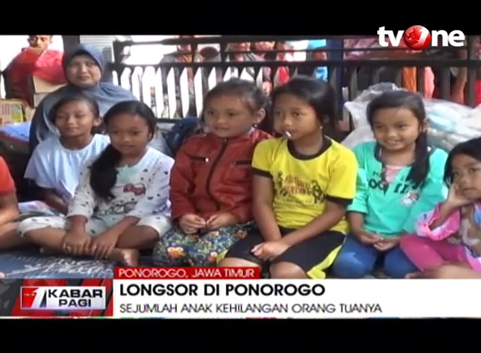 Polwan Hibur Anak-anak Pengungsian Korban Longsor Ponorogo