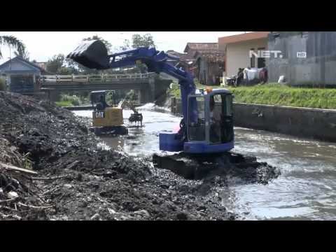NET12 - Sungai Ciojar di Garut dikeruk untuk meningkatkan debit air sungai