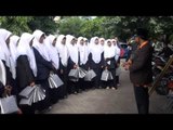 NET12 - Santriwati di Ponorogo bagi-bagi jilbab untuk menolak Pekan Kondom Nasional