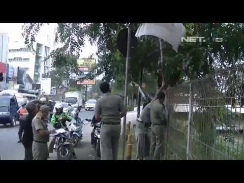 NET12 - Atribut kampanye peserta Pemilu di Bekasi ditertibkan