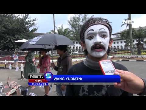 NET5 - Aksi mahasiswa berjalan mundur