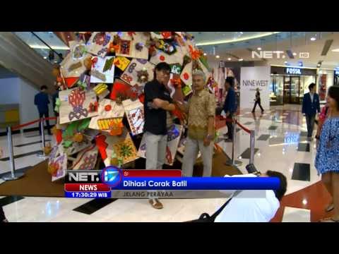 NET17 - Pohon Natal dari tumpukan bangku sekolah di Surabaya