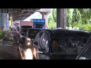 NET24 - Air setinggi 2 meter rendam underpass Bekasi