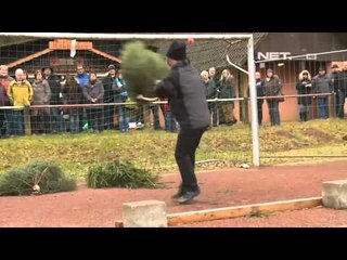 IMS - Warga Jerman Gelar Lomba Lempar Pohon Natal dan Api Unggun