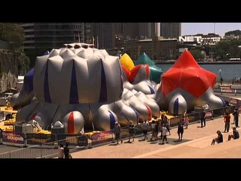 NET12 - Labirin tiup raksasa warna-warni berdiri megah di depan Sydney opera