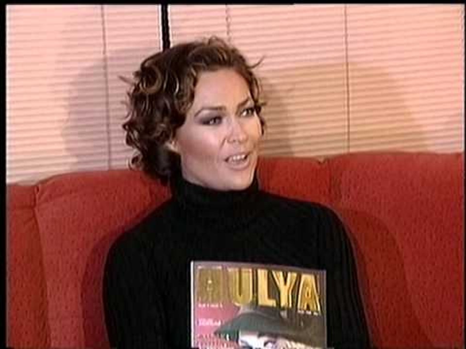 Hülya Avşar "Hülya" Dergisinin tanıtımını yapıyor