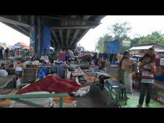 NET12 - Warga korban banjir berebut nasi