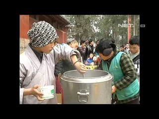 IMS - Biksu di Henan China Membagikan Bubur Tradisional