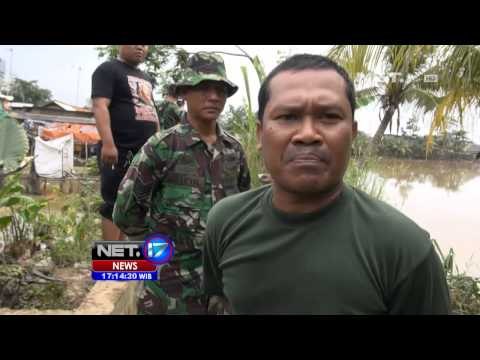 NET17 - TNI membantu warga membersih lingkungan pasca banjir