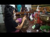 NET 5 - Warga Tionghoa membersihkan kuil di Kediri