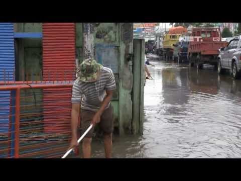 NET17 - Jalan alternatif Cibubur dekat kediaman Presiden SBY tergenang banjir