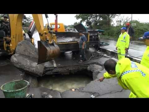 NET12 - Jalan Pantura ambles akibat banjir