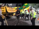 IMS - Warga dan Polisi Perbaiki Jalan Rusak di Indramayu
