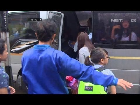 NET12 - Siswa TK Dievakuasi Karena Sekolah Kebanjiran