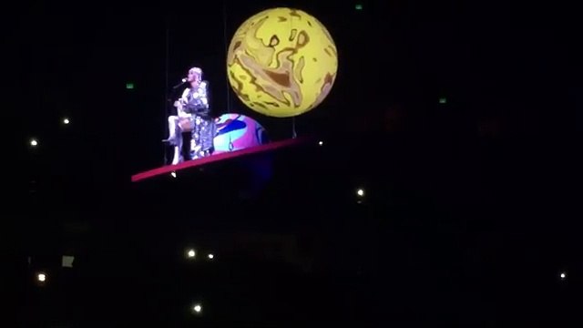 La chanteuse Katy Perry se retrouve coincée en l'air en plein concert - VIDEO