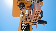 Este robô vai revolucionar a construção civil! Ele é capaz de colocar 1000 tijolos por hora e construir uma casa em apen