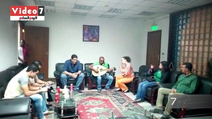 على أنغام السامبا.. أستاذة برازيلية زائرة بأسوان تعزف النشيد الوطنى المصرى