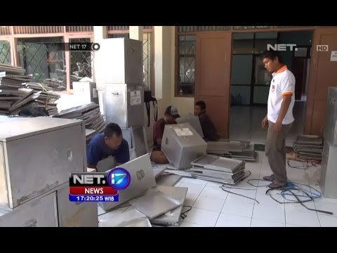 NET17-KPU Semarang Rakit Kotak Suara dan Bilik Suara Bekas Pemilu 2009