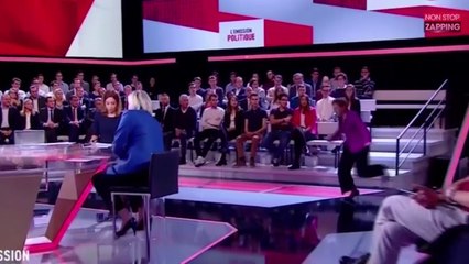 L'émission politique : Laurence Parisot trébuche en entrant sur le plateau ! (vidéo)