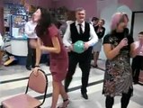 Rus Düğününde balon patlatma oyunu