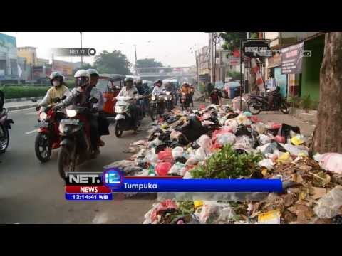 NET12 - Sampah menumpuk di bahu Jalan Otista memicu antrean panjang kendaraan