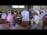 NET12 - Pelajar di Desa Tuwel Tegal gunakan masker akibat hujan abu vulkanik Gunung Slamet