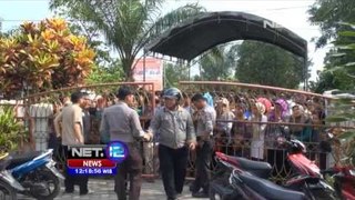 NET12 - Warga Indramayu memnuhi kantor KPU Indramayu untuk jadi relawan pelipat surat suara