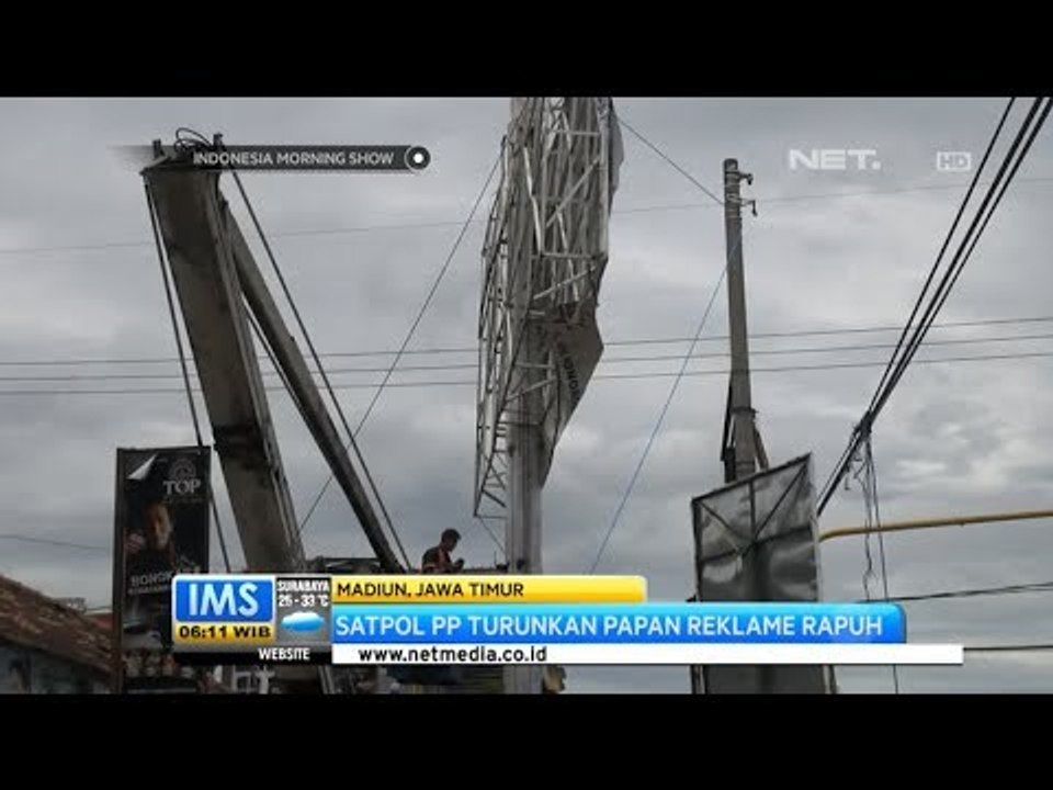 IMS - Diterjang angin puting beliung sejumlah papan reklame di Madiun ditertibkan Satpol PP