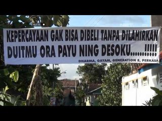 NET12-Warga pasang spanduk politik uang