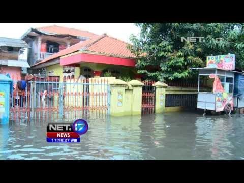 NET17 - Seorang ibu menerobos banjir dengan anak bayinya