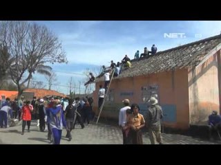 NET12 - Ratusan Siswa memberihkan bangunan SD Pandan Sari