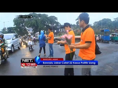 NET17 - Banwaslu membagikan bunga sambil menghimbau tolak politik uang