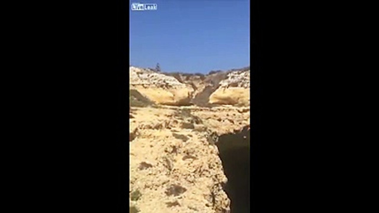 Si tuffa da una roccia e finisce su una barca