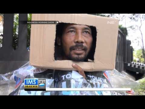 IMS-Seorang Pria Berkostum Unik Jalan Kaki dari Malang ke Surabaya Kampanye Tolak Politik Uang