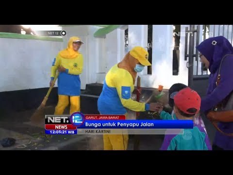 NET12 - Siswa TK memberi bunga untuk para penyapu jalan wanita meriahkan Hari Kartini