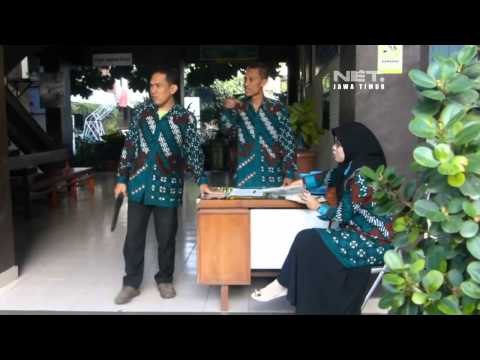 NET JATIM - Siswa di Yogyakarta diperiksa dengan alat pendeteksi logam sebelum masuk ruang UN