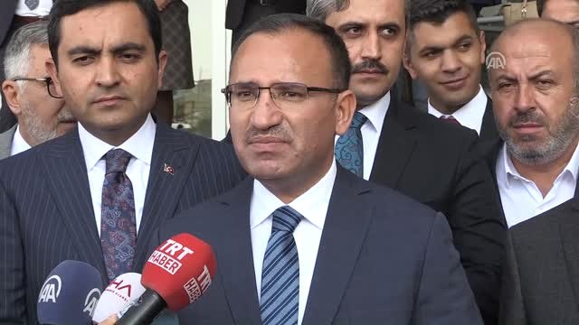 Bozdağ - Pkk/pyd'lilerin Rakka'da PKK Elebaşı Öcalan'ın Posterini Asması