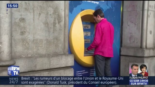 Des Catalans retirent leur l'argent pour protester contre les banques qui ont quitté la région