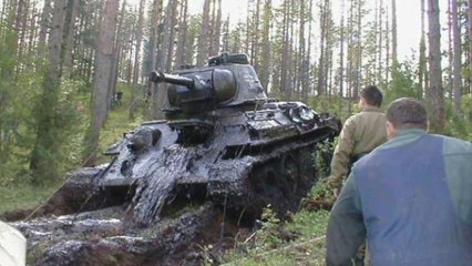 Un enfant fait une découverte incroyable au bord d'un lac : un tank soviétique vieux de 50 ans enfouit sous terre