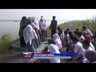 Download Video: NET JATIM - Siswa korban lumpur lapindo sujud syukur di Tanggul penahan lumpur Sidoarjo