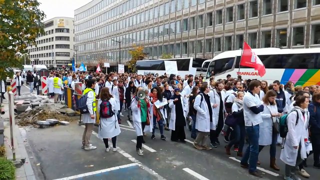 Manifestation de centaines d'étudiants en medecine