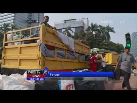 Petugas Kebersihan Bersihkan Sisa Sampah dari Aksi Unjuk Rasa Pendukung Prabowo Hatta -NET12