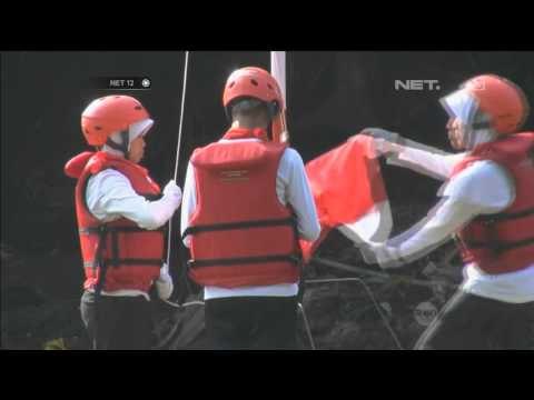 Aksi Unik Upacara Bendera di Tengah Sungai Ciliwung -NET12