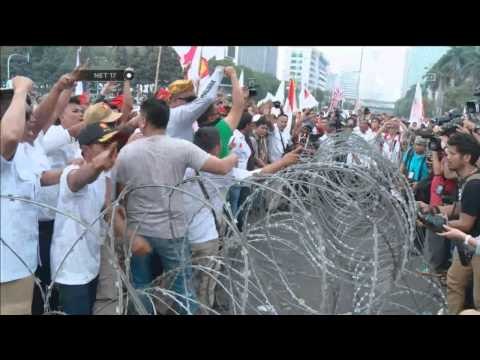 Polisi bubarkan massa pendukung Prabowo Hatta yang dekati Gedung MK - NET17