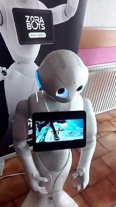Le robot Pepper fait vivre la saga Star Wars aux résidents de la maison de repos "Les Rogiers"