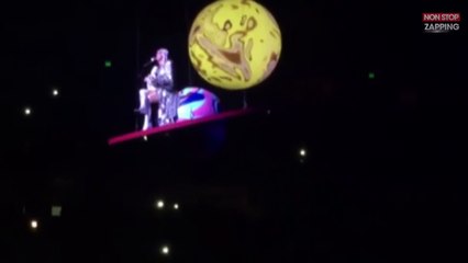 Katy Perry coincée dans les airs en plein concert ! (vidéo)