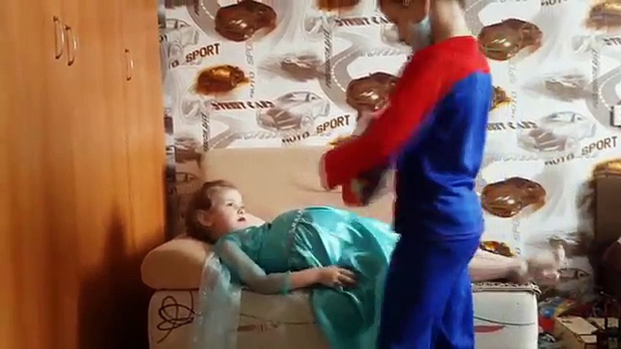 PREGNANT FROZEN ELSA GIVES BIRTH TO BABY! Беременная Эльза Холодное сердце и человек паук