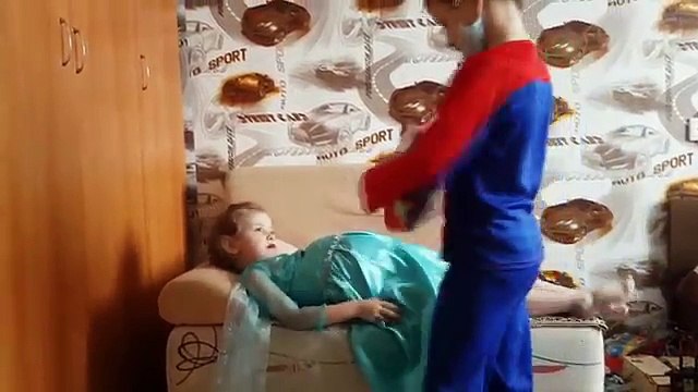 PREGNANT FROZEN ELSA GIVES BIRTH TO BABY! Беременная Эльза Холодное сердце и человек паук